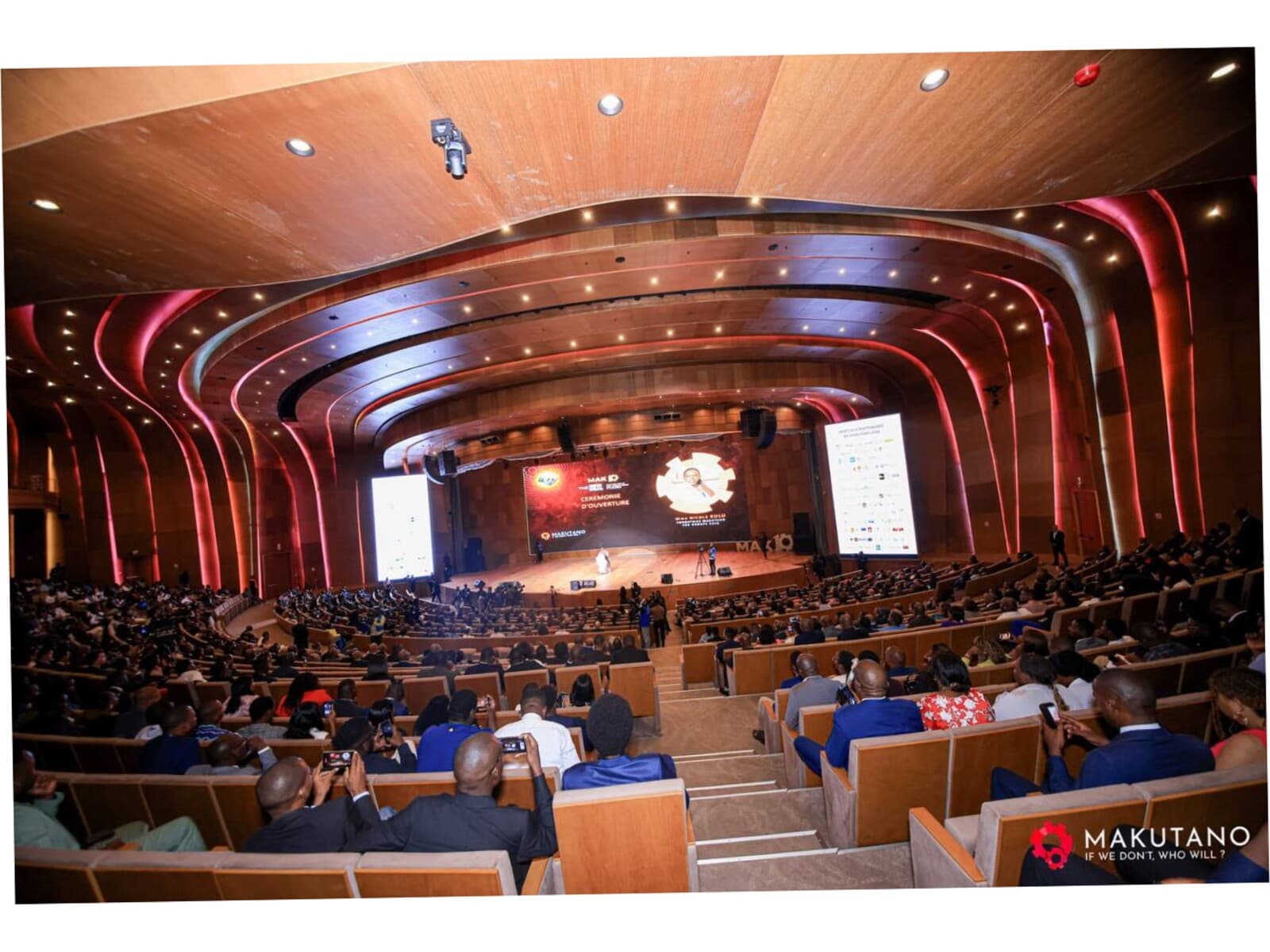 Plénière Makutano · auditorium plein, scène centrale